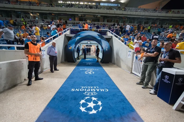 Liga Mistrzów - piłka logo tunel 2 Liga Mistrzów - piłka logo tunel 2